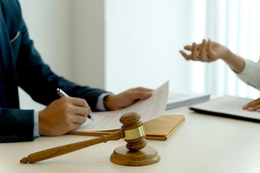 कानूनी कार्यालय में, कंपनी के लिए कानूनी दस्तावेज तैयार किए जा रहे हैं।