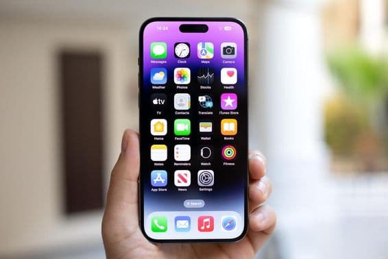 एक व्यक्ति के हाथ में iPhone 15 Pro Max