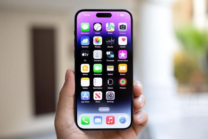 एक व्यक्ति के हाथ में iPhone 15 Pro Max