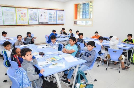 एक कक्षा में अरब छात्रों का एक समूह सीखता हुआ।