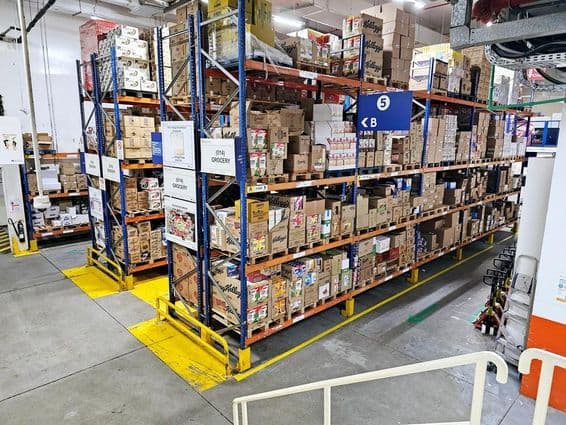 शेल्विंग सिस्टम, श्रेणीकृत उत्पाद, और सुरक्षा चिह्नों के साथ मौजूदा वेयरहाउस संचालन को सुगम बनाते हुए।