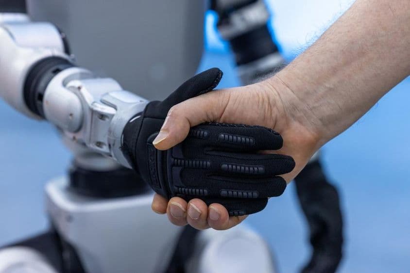 भविष्य की प्रौद्योगिकी में मानव और रोबोट सहयोग।