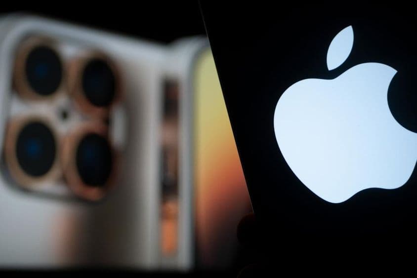 स्क्रीन पर एप्पल के नए आईफोन १७ की प्रस्तुति।