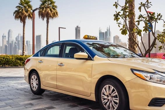 दुबई की सड़क पर चलती हुई टैक्सी।