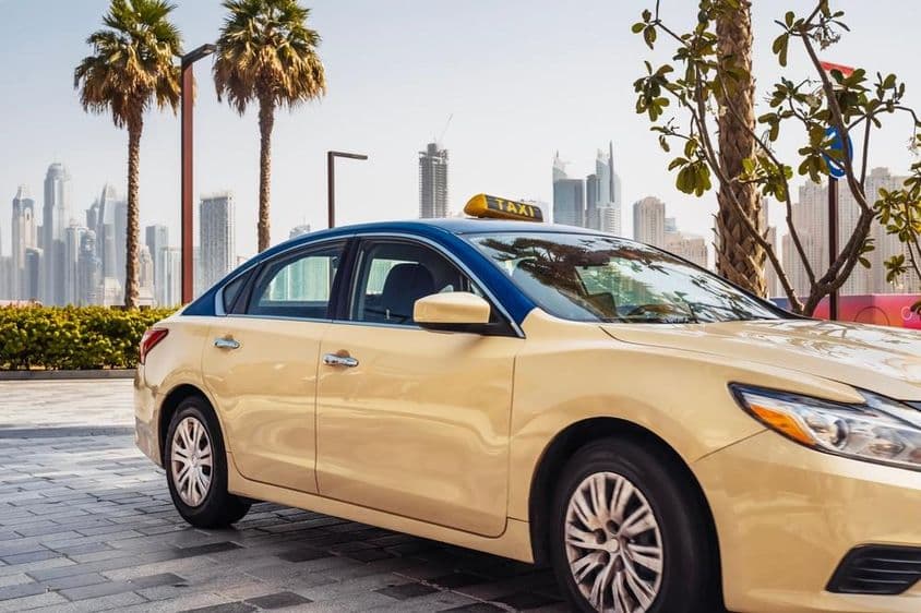 दुबई की सड़क पर चलती हुई टैक्सी।