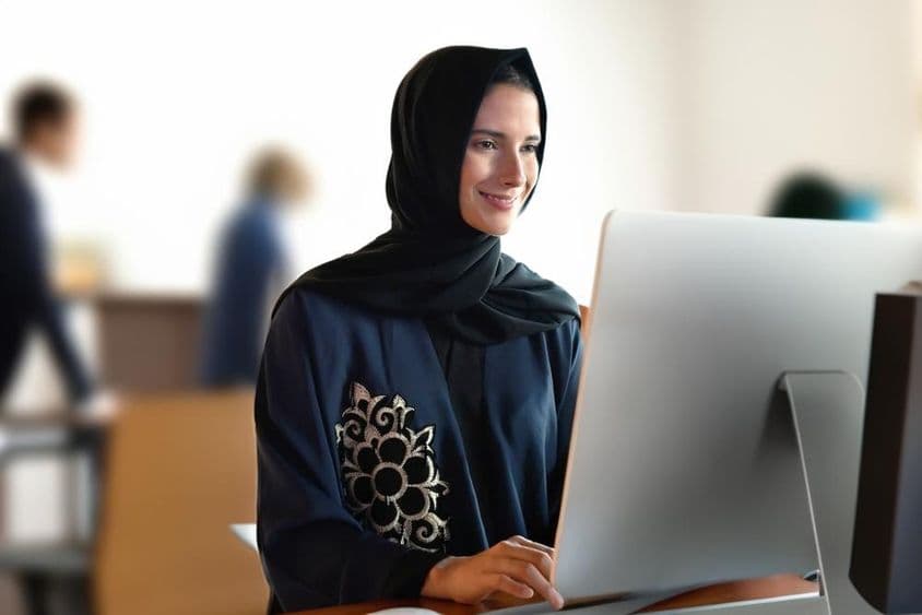 स्कूल में अबाया और हिजाब पहने अरबी शिक्षक।