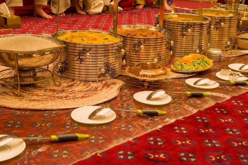 दुबई में मेहमानों के लिए सजी हुई सुनहरी भोज मेज का दृश्य।