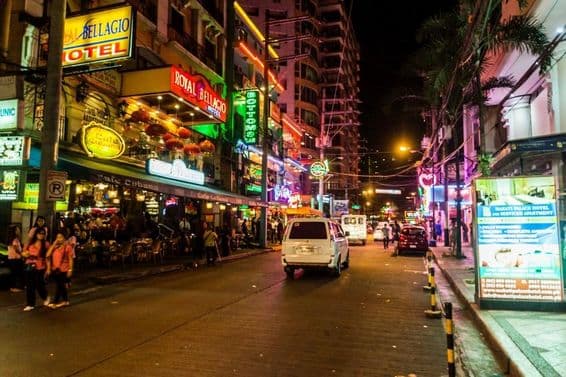 माकाटी सिटी, मनीला, फिलिपिन्स में बर्गोस स्ट्रीट।