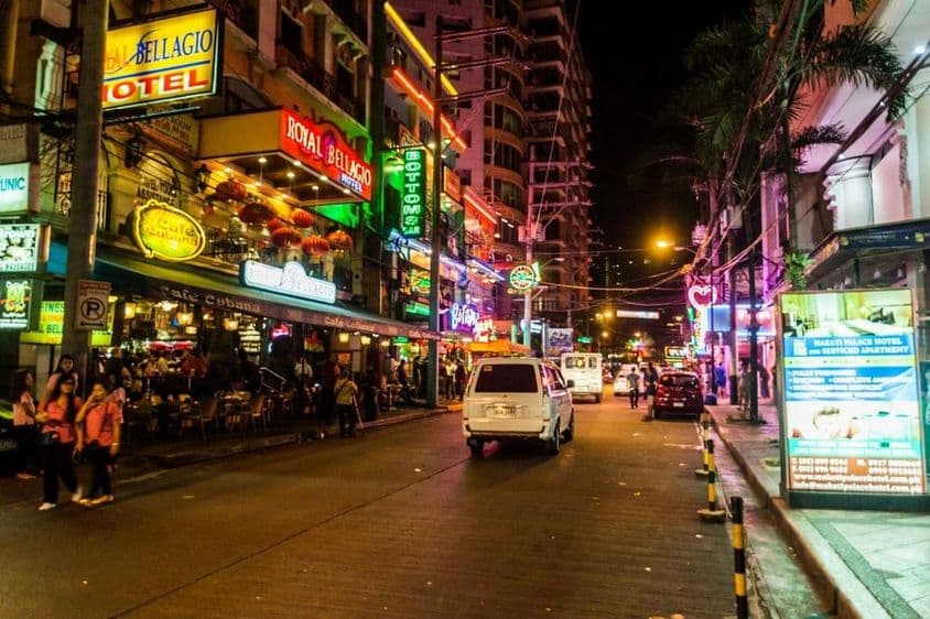 माकाटी सिटी, मनीला, फिलिपिन्स में बर्गोस स्ट्रीट।