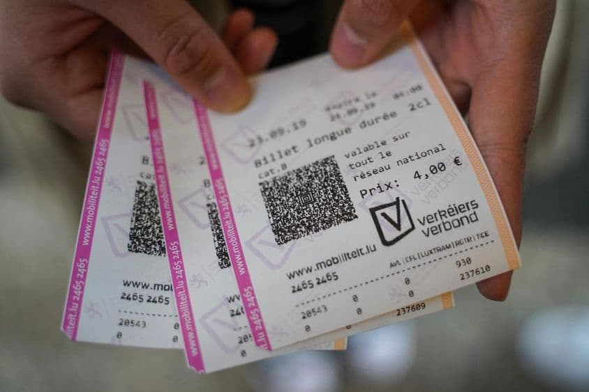 एक युवा व्यक्ति के हाथ में टिकट