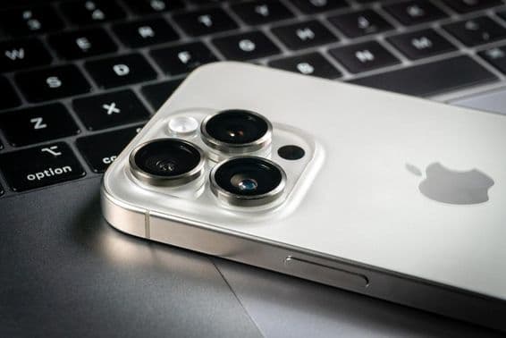 आधुनिक Apple iPhone 15 प्रो स्मार्टफोन और Apple मैकबुक प्रो लैपटॉप।