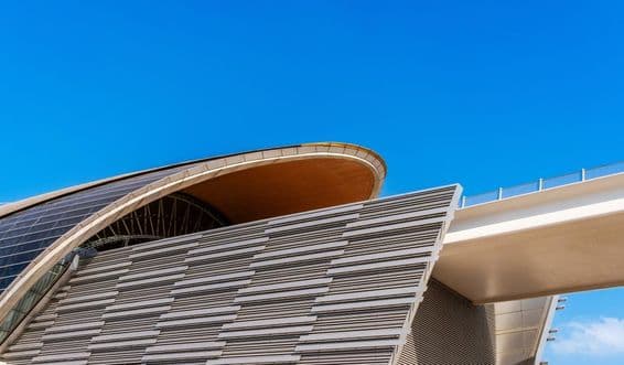 दुबई, संयुक्त अरब अमीरात में एक मेट्रो स्टेशन।