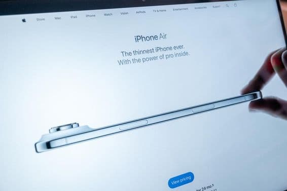 Apple की वेबसाइट पर MacBook स्क्रीन पर दिखाई गई iPhone Air लैंडिंग पेज।