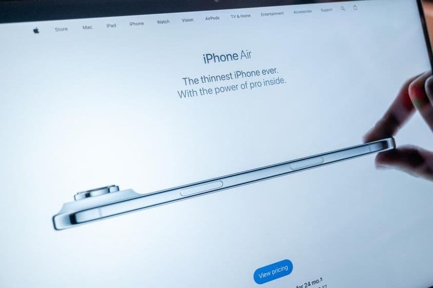 Apple की वेबसाइट पर MacBook स्क्रीन पर दिखाई गई iPhone Air लैंडिंग पेज।