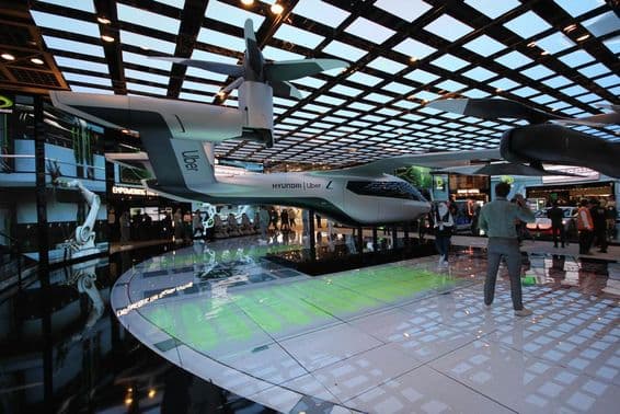 एतिसारात पवेलियन पर प्रदर्शित पूर्ण-आकार का हुंडई उबर एयर टैक्सी मॉडल।