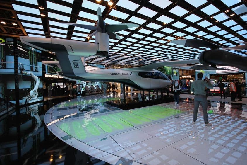 एतिसारात पवेलियन पर प्रदर्शित पूर्ण-आकार का हुंडई उबर एयर टैक्सी मॉडल।