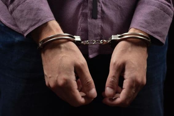 चोरी और धोखाधड़ी के लिए हथकड़ी में गिरफ्तार