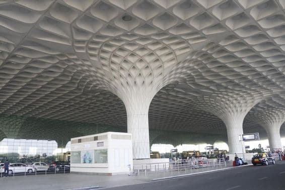 मुंबई अंतरराष्ट्रीय हवाई अड्डे का बाहरी दृश्य।