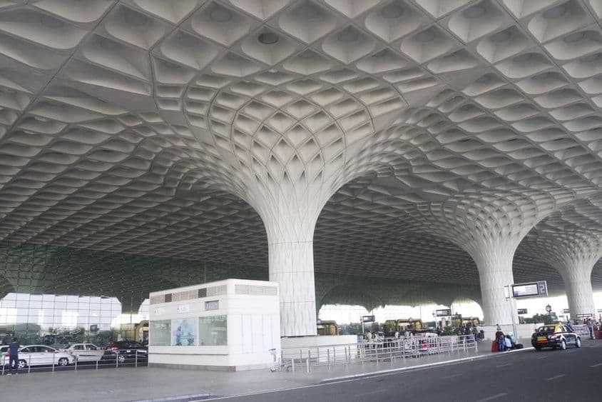 मुंबई अंतरराष्ट्रीय हवाई अड्डे का बाहरी दृश्य।