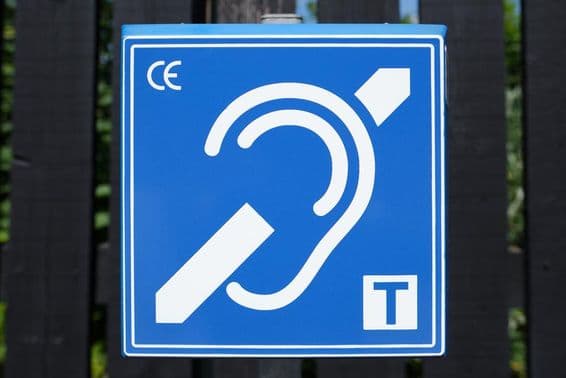 श्रवण सहायता उपयोगकर्ताओं की सहायता करने वाला एक ऑडियो इंडक्शन लूप।