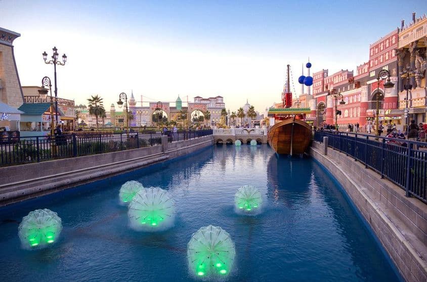 दुबई के ग्लोबल विलेज में ग्रामीण मंडपों का सुंदर दृश्य।