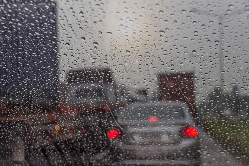 बारिश में दुबई का परिदृश्य खिड़की के माध्यम से देखा जा रहा है।