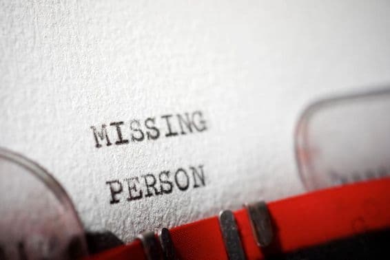 एक टाइपराइटर पर टाइप किया गया लापता व्यक्ति के बारे में पाठ।