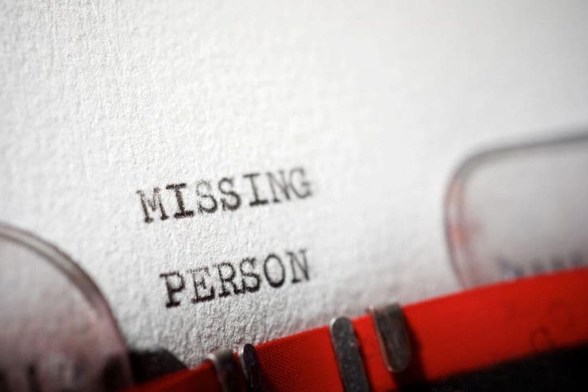 एक टाइपराइटर पर टाइप किया गया लापता व्यक्ति के बारे में पाठ।