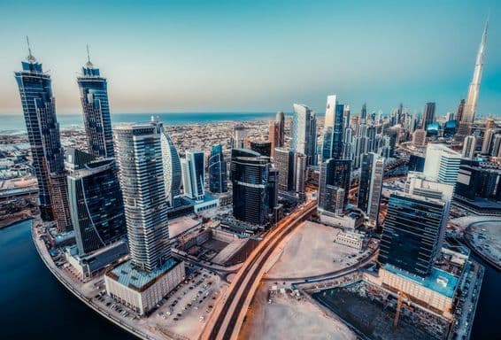 दुबई के आधुनिक शहर के वास्तुशिल्प का दर्शनीय पनोरमा।
