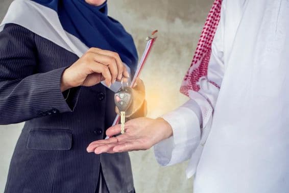 एक किराएदार को चाबी सौंपते हुए।