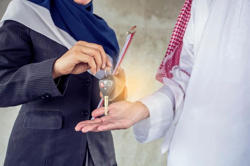 एक किराएदार को चाबी सौंपते हुए।