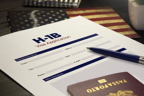 USA H-1B वीज़ा आवेदन एक पासपोर्ट के साथ तालिका पर।
