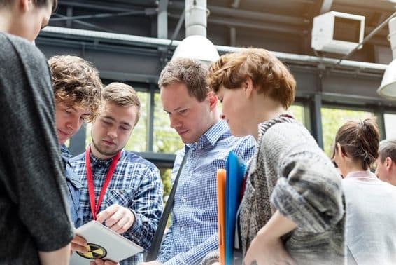 एक्सपो क्षेत्र में छात्र