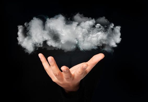 एक व्यक्ति के हाथ में बादल।