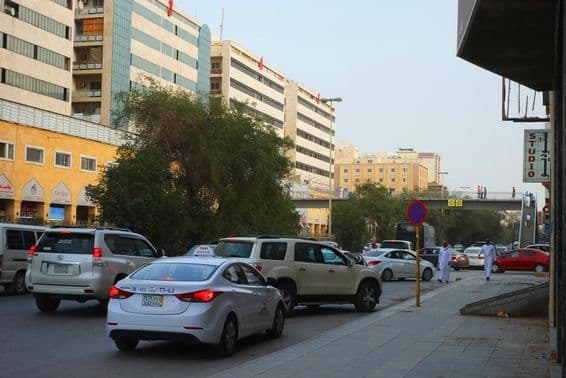 रियाद, सऊदी अरब अल बाथा जिले में लैंडमार्क्स के साथ यातायात।