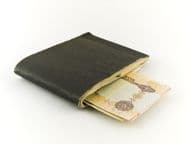 पुराना चेकबुक और पांच दिरहम के नोट।