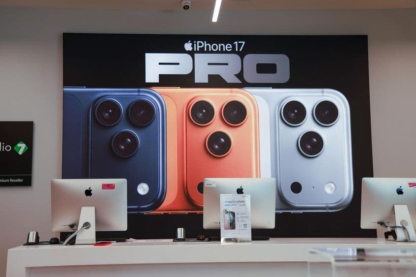 दुकान की खिड़की में iPhone 17 Pro Max।