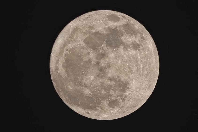 रात में गोल चाँद के रूप में दिखता सुपरमून।