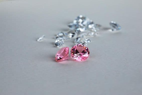 रंगीन प्रयोगशाला में तैयार गोल हीरा।