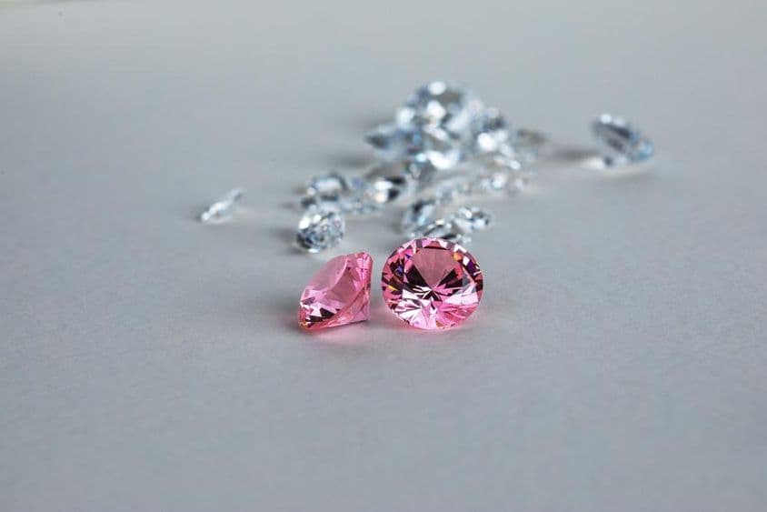 रंगीन प्रयोगशाला में तैयार गोल हीरा।