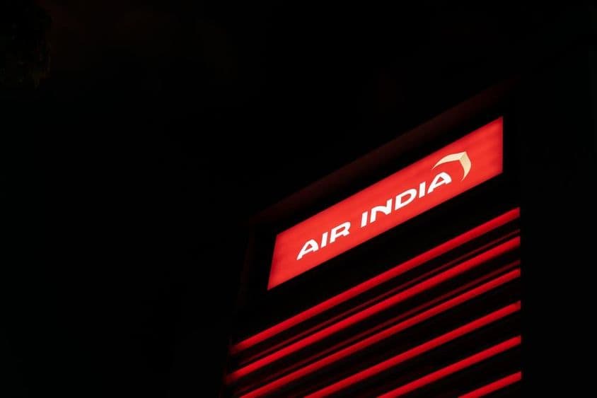 एयर इंडिया के लोगो की छवि काले पृष्ठभूमि पर।