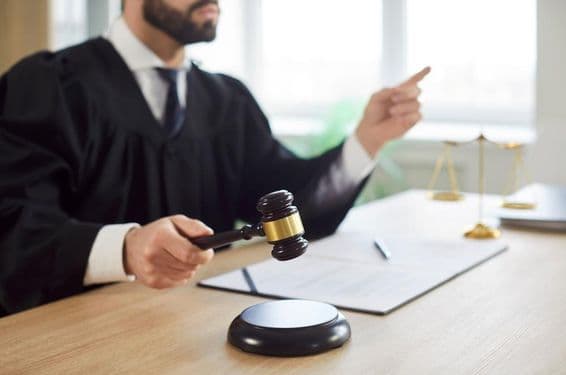 जज ने हथौड़ा चलाया और अदालत ने अदालत कक्ष में निर्णय दिया