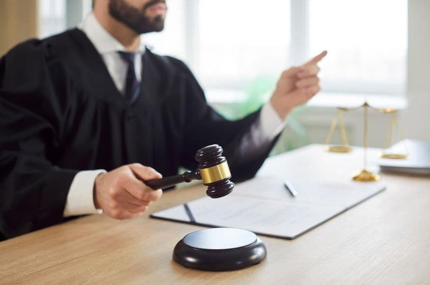 जज ने हथौड़ा चलाया और अदालत ने अदालत कक्ष में निर्णय दिया