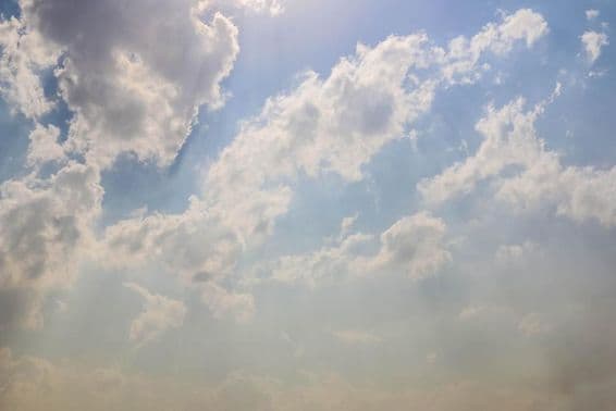 दुबई में खूबसूरत बादलों और बादल भरे परिदृश्य वाला सुरम्य आकाश।