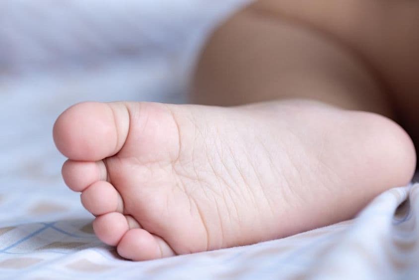एक बच्चे का पैर