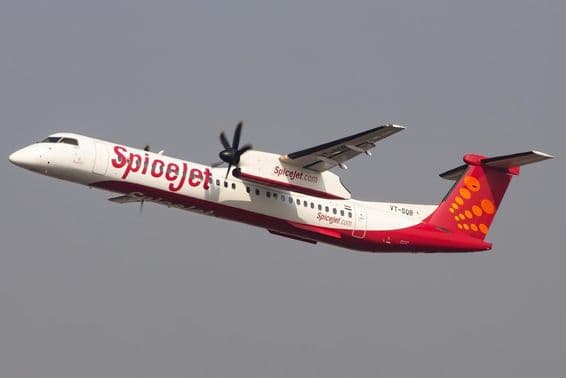 स्पाइसजेट बॉम्बार्डियर Q400 डैश 8 विमान मुंबई हवाई अड्डे से उड़ान भरता है।