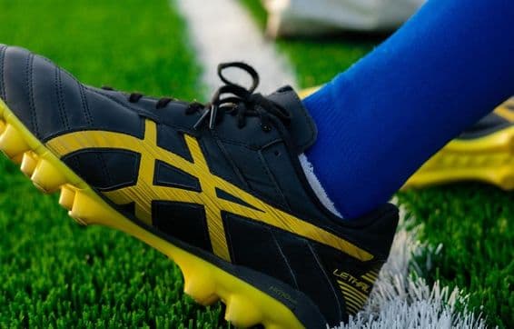 दुबई स्टेडियम और एक फुटबॉल बूट।