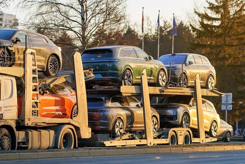 नए चीनी एसयूवी ली ऑटो द्वारा परिवहन करते हुए।