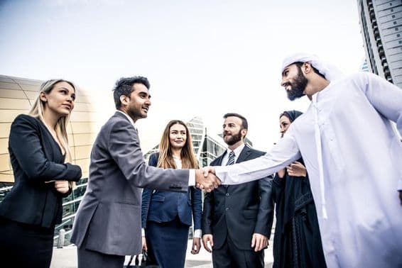 अरबी और पश्चिमी व्यवसायी कार्य पर चर्चा करते हुए।