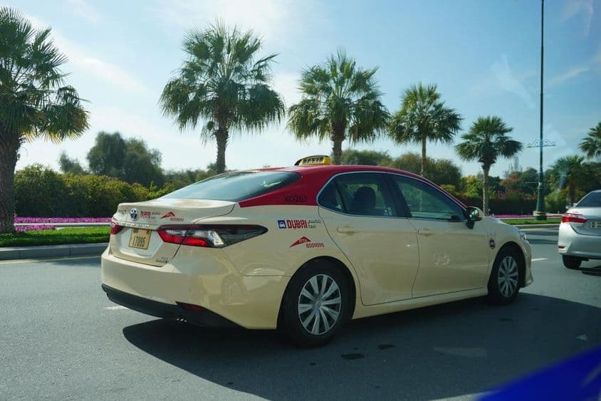 शहर की सड़क पर एक दुबई टैक्सी।